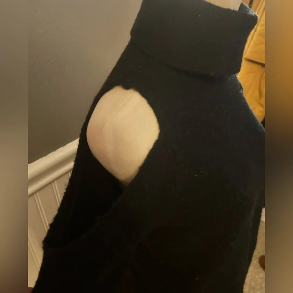 Sanctuary Cold Shoulder Sweater Size XS - Picture 2 of 3